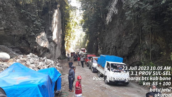Arus lalu lintas di Jalan Poros Maros-Bone mulai pulih setelah sebelumnya macet total akibat longsoran batu. Dokumen Istimewa