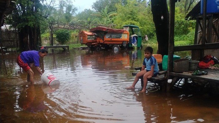 Banjir Rob di Pantai Bintang, Pulau Pari, Kepulauan Seribu.