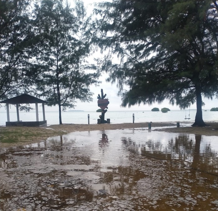 Banjir Rob di Pantai Bintang, Pulau Pari, Kepulauan Seribu