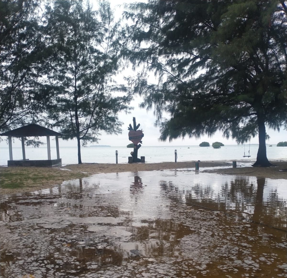Banjir Rob di Pantai Bintang, Pulau Pari, Kepulauan Seribu