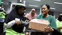 Acara penyerahan sepatu secara simbolis dihadiri oleh puluhan wakil Mitra Pengemudi Jabodetabek bersama anak-anaknya yang sebagian besar masih duduk di bangku SD dan SMP. 