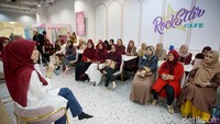 Pentingnya peran ibu agar anak dapat berkembang sesuai dengan karakteristik yang berbeda-beda juga dibahas dengan psikolog Irma Gustiana. Topik yang dipilih yakni ‘Temukan Gaya Belajar Seru untuk Si Kecil’. Sembari para ibu berbincang, anak-anak mengikuti Bucket Hat Painting. Kegiatan melukis memiliki banyak manfaat bagi anak, seperti mengembangkan keterampilan sensorik-motorik serta melatih kreativitas dan kemampuan penyelesaian masalah.
