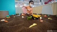 60 video terbaik kemudian dipilih untuk mendapatkan hadiah berupa 10 paket mainan edukatif dan 50 undangan untuk menghadiri langsung puncak acara ‘Dunia Si Kecil’ di Play ‘N’ Learn, Emporium Pluit Mall, Jakarta.