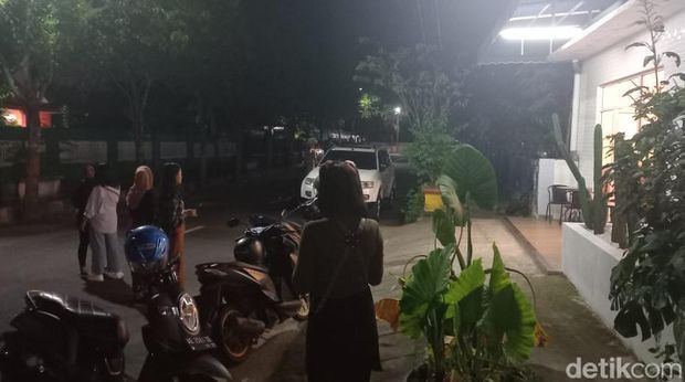 Bos kedai kopi yang keluar kamar mandi cuma pakai CD saat gempa Pacitan mengguncang.