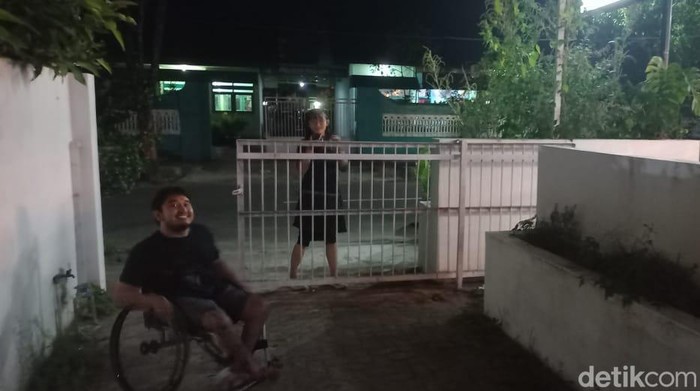 Bos kedai kopi yang keluar kamar mandi cuma pakai CD saat gempa Pacitan mengguncang.