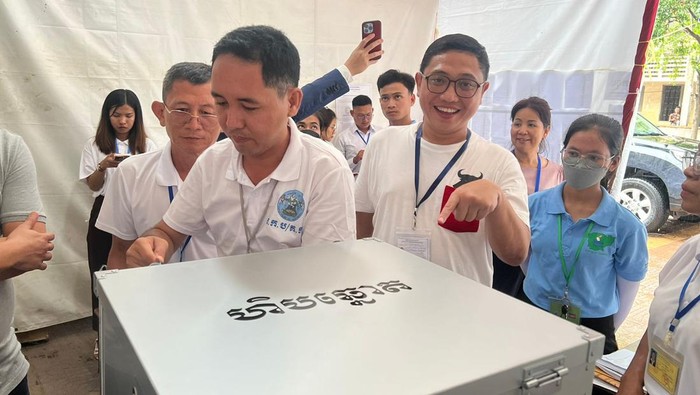 Brando Susanto Ditugaskan PDIP Pantau Pemilu di Kamboja Sekretaris DPC PDI Perjuangan Jakarta utaraΒ Brando Susanto mewakili PDI Perjuangan. Begini momennya.