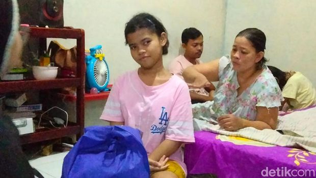 Cyntya, remaja putri yang jual peyek sambil merangkak di Surabaya.