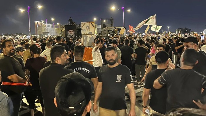 Demonstran Irak berkumpul di Alun-alun Tahrir sebelum bergerak mendatangi Zona Hijau di Baghad, untuk menyerbu Kedutaan Besar Denmark namun akhir dibubarkan oleh personel keamanan Irak (AP Photo/Ali Jabar)