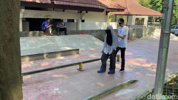 Dino Julisnianta Nursyam (28) difabel netra bermain skateboard di arena skate Taman Pramuka Bandung.
