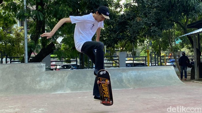 Dino Julisnianta Nursyam (28) difabel netra bermain skateboard di arena skate Taman Pramuka Bandung.