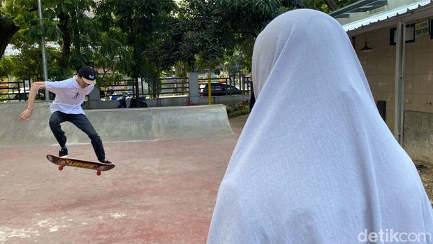 Dino Julisnianta Nursyam (28) difabel netra bermain skateboard di arena skate Taman Pramuka Bandung.