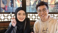 Bersama Inara Rusli, dr. Richard Lee makan siang bersama sambil membicarakan urusan pekerjaan. Tampak mereka santap di restoran oriental. Foto: Instagram dr.richard_lee