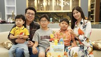 Sesibuk apapun kegiatannya, dr. Richard Lee selalu luangkan waktu jika anaknya berulang tahun. Tampak ada kue tema Pokemon yang menyemarakkan suasana. Foto: Instagram dr.richard_lee