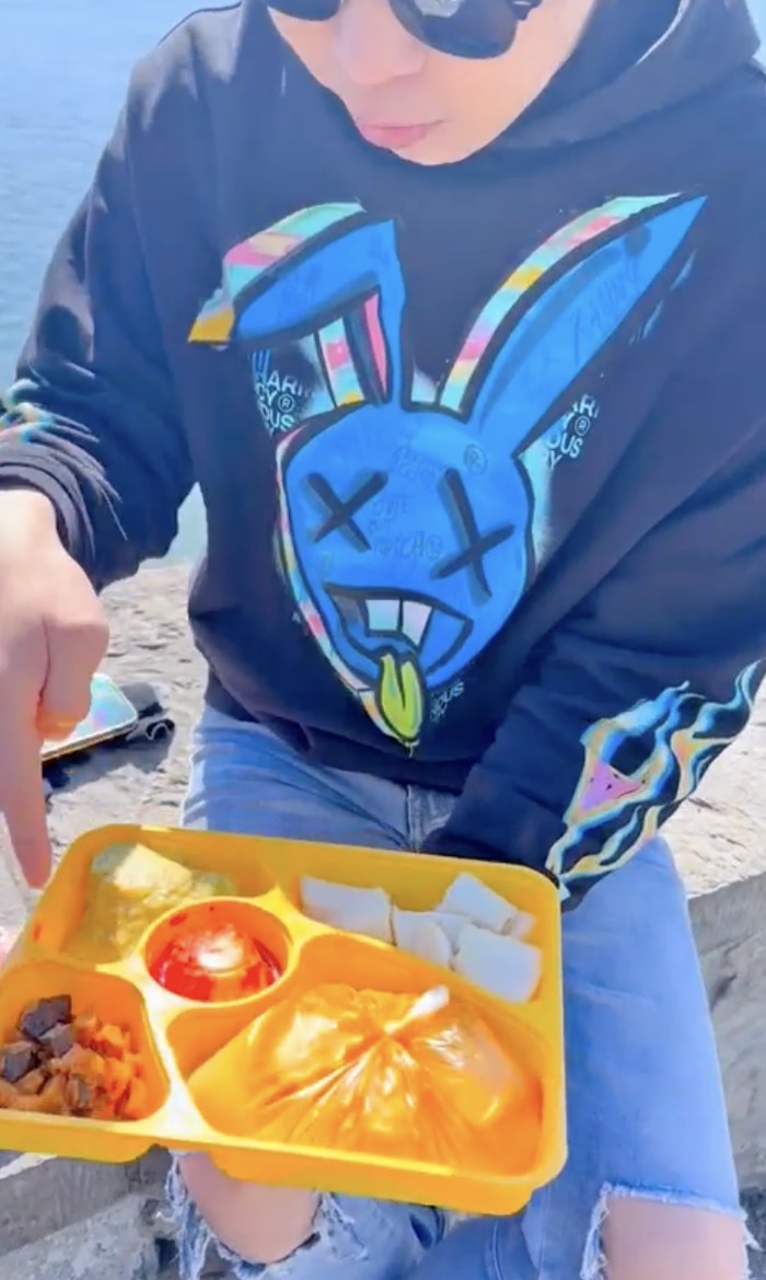 dr. Richard Lee Makan Mie Instan hingga Lontong Sayur Saat di Eropa dr. Richard Lee Makan Mie Instan hingga Lontong Sayur Saat di Eropa