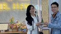 Membuka usaha klinik kecantikan, dr. Richard Lee bersama sang istri memotong tumpeng sebagai lambang syukur. Tumpeng juga bisa dinikmati banyak orang. Foto: Instagram dr.richard_lee