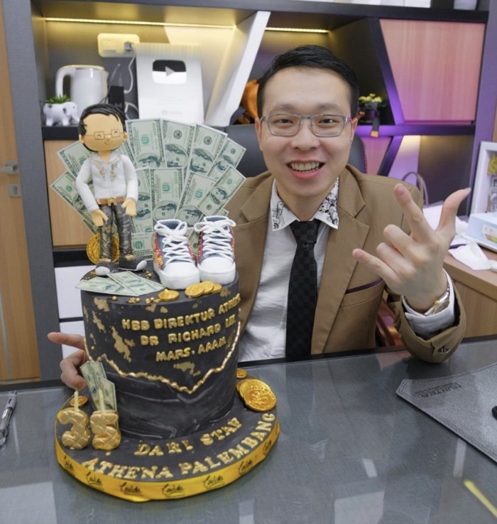 dr. Richard Lee Makan Mie Instan hingga Lontong Sayur Saat di Eropa dr. Richard Lee Makan Mie Instan hingga Lontong Sayur Saat di Eropa