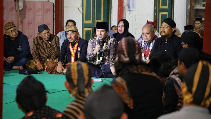 Emil Elestianto Dardak saat menghadiri salah satu tradisi Suro di Banyuwangi.