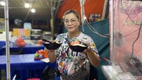 Cen selaku pemilik Es Nona 88 Pontianak ini mengungkapkan kalau nama nona itu karena warnanya merah muda cantik yang menggambarkan nona atau wanita. Banyak juga yang mengatakan kalau konon penjual es nona ini dulunya seorang gadis cantik. Foto: detikFood/Yenny Mustika Sari