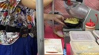 Racikannya berupa air sirup yang dibekukan, kemudian diserut sampai halus. Setelah itu, ditambahkan aneka topping nikmat. Foto: detikFood/Yenny Mustika Sari