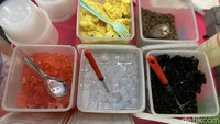 Namanya es nona yang disajikan dengan aneka topping. Mulai dari jelly, kacang merah, hingga tape. Foto: detikFood/Yenny Mustika Sari