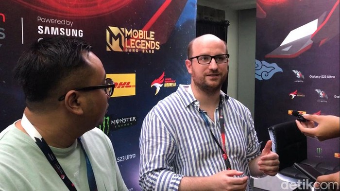 Gelaran turnamen ESL Snapdragon Mobile Legends resmi berakhir. Michael Kiefer, Senior Product Manager ESL, mengaku kagum dengan atmosfir penonton di Indonesia.