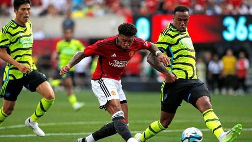 Manchester Uniteds English midfielder Jadon Sancho (C) shoots the ball to score his teams first goal during the friendly football match between Manchester United and Arsenal at MetLife Stadium in East Rutherford, New Jersey, on July 22, 2023. (Photo by Leonardo Munoz / AFP)