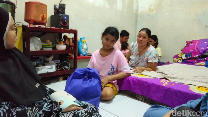 Gadis merangkak jualan peyek di Surabaya Cyntya.