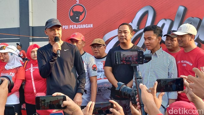 Ganjar Pranowo dan Gibran Rakabuming Raka saat menghadiri gerak jalan sehat di Kelurahan Pucangsawit, Kecamatan Jebres, Kota Solo, Minggu (23/7/2023).