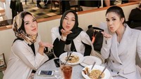 Momen kulineran bersama teman-temannya ini pun tak kalah seru. Ia menikmati pasta dan gak lupa ia memesan kue sebagai dessert. Foto: Instagram @hasninda_r