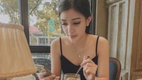 Tak hanya kopi, Hasninda juga doyan ngeteh. Momen ngetehnya terlihat seru sambil menikmati kue di Sofia The Gunawarman. Foto: Instagram @hasninda_r