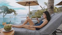 Selain itu, ada juga momeh Hasninda ketika menikmati waktu sendiri sembari bersantatai di pinggir kolam renang di Bali. Tak lupa ditemani dengan air kelapa. Foto: Instagram @hasninda_r