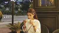 Salah satunya momen Hasninda ketika menikmati secangkir kopi di Paul. Kafe ini merupakan tempat populer di kawasan SCBD. Foto: Instagram @hasninda_r