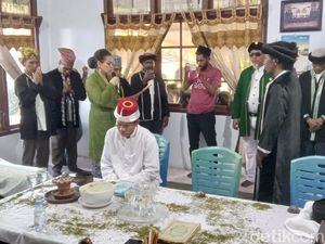 Istri Mendiang Sultan Ternate Nita Lantik Perangkat Adat-Konsolidasi Pileg