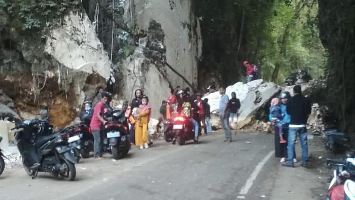 Jalan Poros Camba Maros Bone macet total gegara longsor batu.