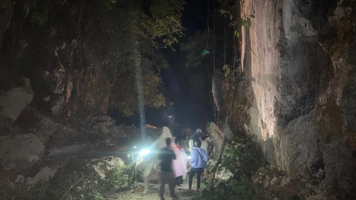 Jalan Poros Maros-Bone tertutup material longsor batu besar yang menutupi seluruh bahu jalan.