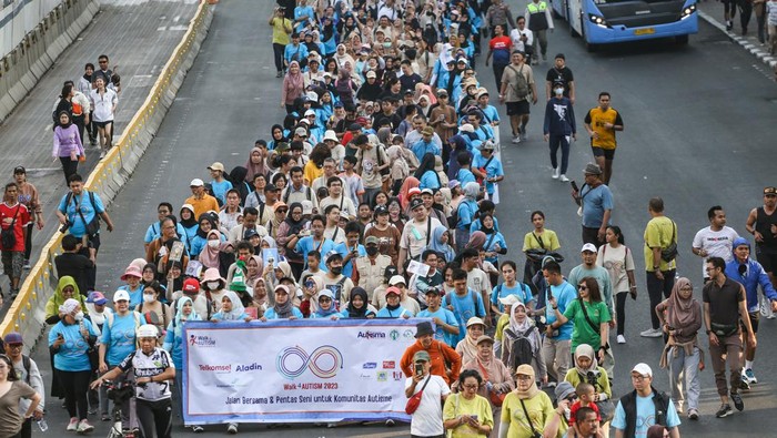 Sejumlah anak Autism mengikuti Walk for Autism di kawasan Sarinah, Jakarta, Minggu (23/7/2023). Kegiatan yang diselenggarakan oleh gabungan komunitas peduli Autism dan disabilitas tersebut untuk meningkatkan kesadaran dan kepedulian masyarakat terhadap tumbuh kembang Anak Berkebutuhan Khusus (ABK) serta memberikan tempat yang layak dan kesempatan yang sama bagi mereka. ANTARA FOTO/Asprilla Dwi Adha/YU