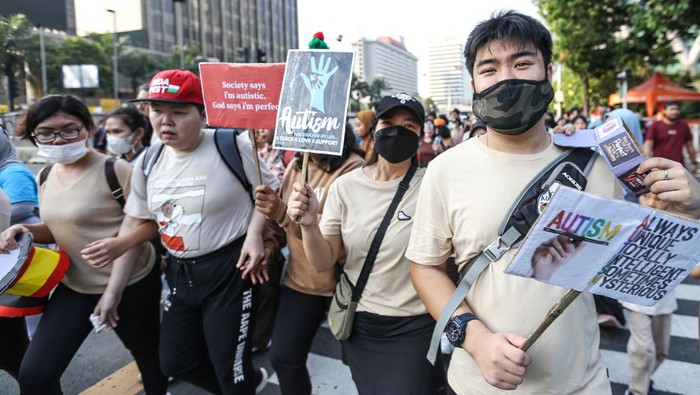 Sejumlah anak Autism mengikuti Walk for Autism di kawasan Sarinah, Jakarta, Minggu (23/7/2023). Kegiatan yang diselenggarakan oleh gabungan komunitas peduli Autism dan disabilitas tersebut untuk meningkatkan kesadaran dan kepedulian masyarakat terhadap tumbuh kembang Anak Berkebutuhan Khusus (ABK) serta memberikan tempat yang layak dan kesempatan yang sama bagi mereka. ANTARA FOTO/Asprilla Dwi Adha/YU