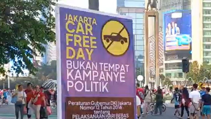 Jelang pemilu, spanduk bertuliskan larangan kampanye dibentangkan di kawasan Car Free Day (CFD) Bundaran HI.