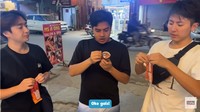 Sebagai penutup, Jerome dan Waseda Boys membeli es krim dari salah satu penjual kaki lima. Jerome memesan es krim cone, sedangkan Tomo dan Yusuke membeli es krim stik. Foto: YouTube Nihongo Mantappu