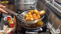 Gerai momos goreng juga disambangi oleh Jerome. Jajanan ini sekilas mirip pangsit goreng. Harga satu porsi dibanderol Rp 11.000 dengan isian campur. Foto: YouTube Nihongo Mantappu