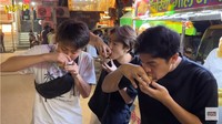 Menurut mereka, pani puri ini agak aneh. Tomo Waseda Boys menyebutkan kalau rasanya seperti minum air putih ditambah bawang putih. Foto: YouTube Nihongo Mantappu