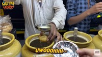 Pani puri, jajanan kaki lima yang terkenal di India juga dicoba oleh Jerome dan temannya. Mereka memesan masing-masing satu buah dengan rasa bawang putih, pedas, dan manis. Foto: YouTube Nihongo Mantappu