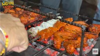 Jerome memesan dua potong ayam panggang atau chicken tandoori yang dipanggang menggunakan arang. Ternyata, Jerome dan teman-temannya sangat menyukai ayam panggang itu. Foto: YouTube Nihongo Mantappu