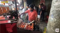 YouTuber pemilik 10 juta subscriber itu mengunjungi salah satu gerobak yang menjual makanan dipanggang. Meski sempat bingung dengan makanan tersebut, tapi mereka tetap memesannya. Foto: YouTube Nihongo Mantappu