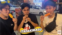 Es krim asal India itu ada yang rasanya sesuai selera mereka, tapi ada juga yang tidak. Yusuke berkomentar kalau es krim mangga miliknya sangat enak. Foto: YouTube Nihongo Mantappu