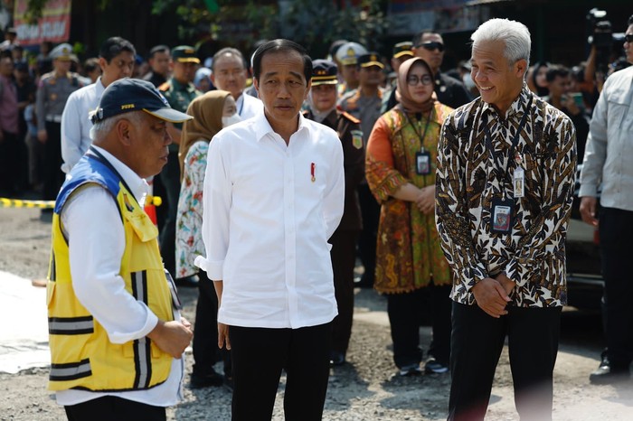 Jokowi bersama Ganjar Pranowo dan Basuki Hadimuljono.