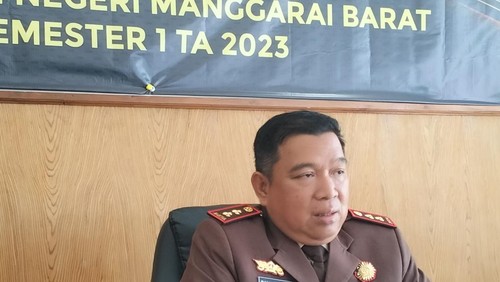 Kepala Kejaksaan Negeri Manggararai Barat Bambang DM memaparkan pencapaian kinerja masing-masing bidang Kejari Manggarai Barat di Labuan Bajo, Sabtu (22/7/2023).