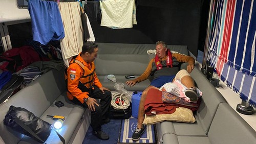 Seorang wisatawan asal Australia bernama Euan Ross Mc Kinnon (57) dievakuasi ke RSUD TC Hillers Maumere oleh Tim SAR Gabungan.