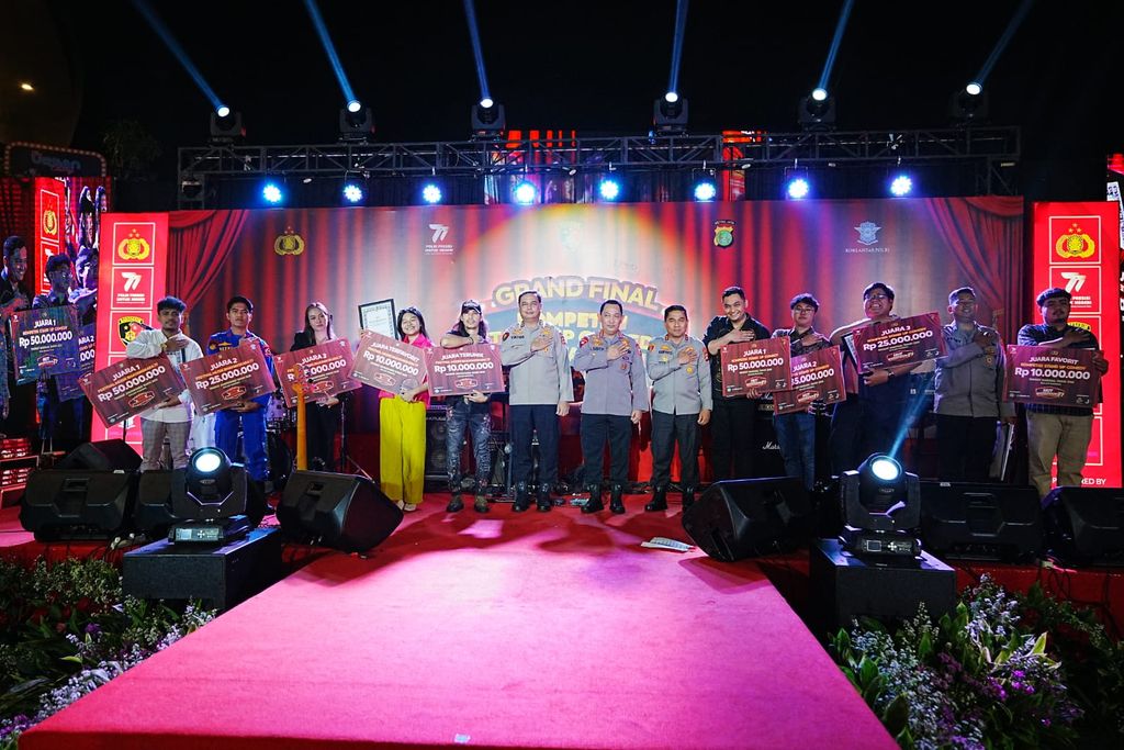 Kapolri Jenderal Listyo Sigit Prabowo di acara Grand Final Stand-up Comedy pada HUT ke 77 Bhayangkara.