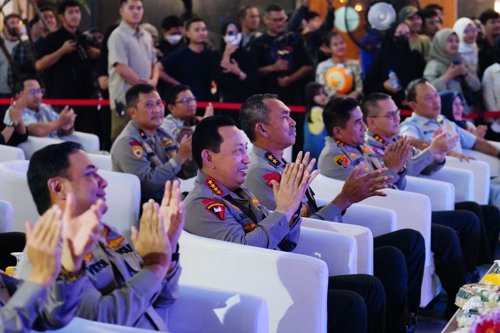 Kapolri Jenderal Listyo Sigit Prabowo di acara Grand Final Stand-up Comedy pada HUT ke 77 Bhayangkara.